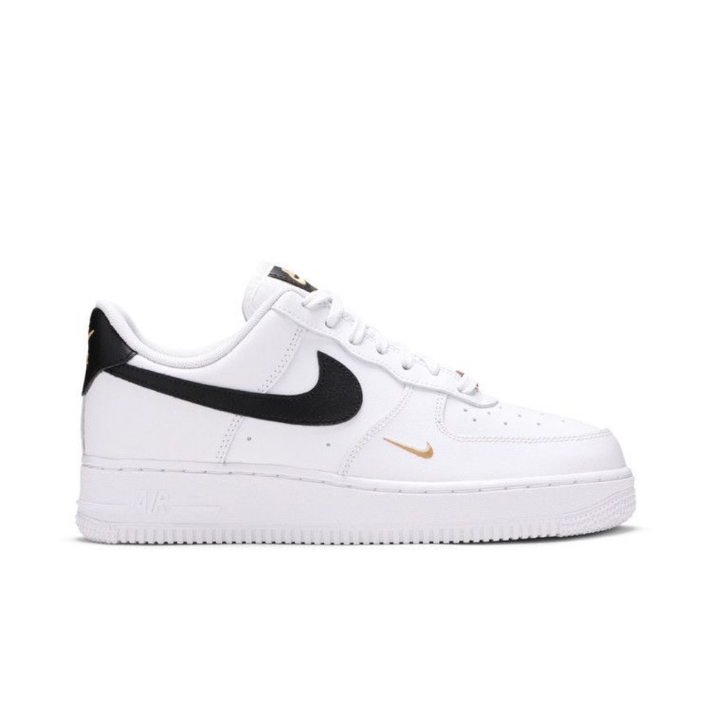 Nike Women’s Air Force 1 ‘07 essential white black worn once